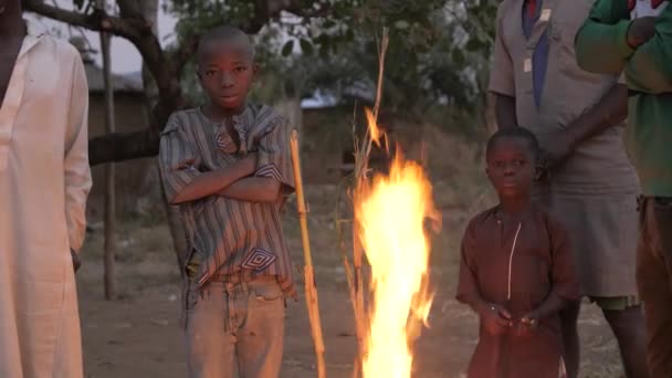 Enero 2024 Gwalada Nigeria Niños Pobres Africanos Calientan Con Fuego — Vídeo de stock