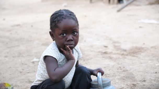 2024年7月9日 尼日利亚Gwalada 尼日利亚非洲因极端贫穷 干旱和农村定居而营养不良的儿童 非洲农村黑人儿童 非洲农村地区生活条件差 非洲的贫穷问题 — 图库视频影像