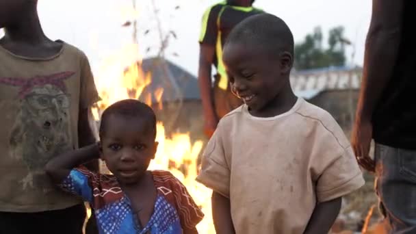 Янв 2024 Гвалада Нигерия Африканские Бедные Дети Греются Горящим Огнем Лицензионные Стоковые Видеоролики