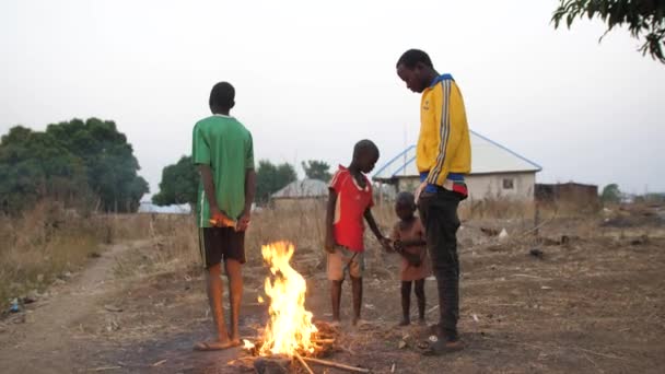Ian 2024 Gwalada Nigeria Copiii Săraci Africani Încălzesc Foc Arzător — Videoclip de stoc