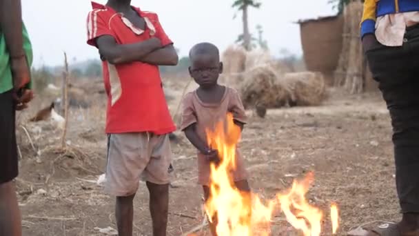 2024年9月20日 グワラダ ナイジェリア アフリカの貧しい子どもたちが アフリカの農村部の農村部で 寒い季節に火事で暖めている — ストック動画