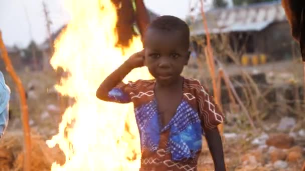 Jan 2024 Gwalada Νιγηρία Φτωχά Παιδιά Της Αφρικής Θερμαίνονται Φωτιά — Αρχείο Βίντεο