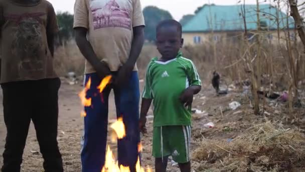 Januar 2024 Gwalada Nigeria Afrikanische Arme Kinder Wärmen Sich Der — Stockvideo
