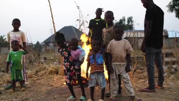 Янв 2024 Гвалада Нигерия Африканские Бедные Дети Греются Горящим Огнем Стоковое Видео