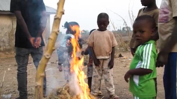 Jan 2024 Gwalada Nigeria Afrikanske Fattige Børn Opvarmer Sig Selv – Stock-video