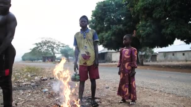 Ian 2024 Gwalada Nigeria Copiii Săraci Africani Încălzesc Foc Arzător — Videoclip de stoc