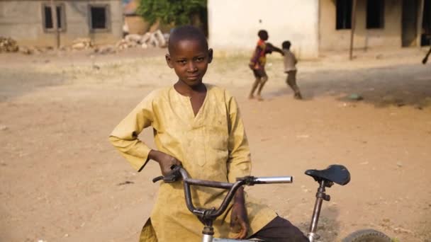 ナイジェリア 2024年 グワラダ ナイジェリア ナイジェリアの極度の貧困 干ばつ 農村集落による栄養失調の子供たち 農村部の黒人アフリカの子供たち 農村部のアフリカの国々の貧しい生活条件 アフリカの貧困 — ストック動画