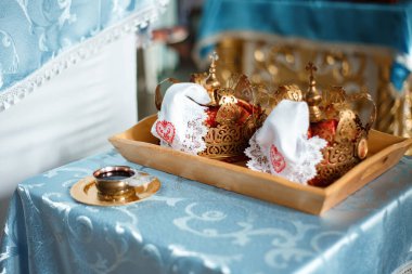 Kilise kutsal evlilik bağıyla. Altın kron, çapraz, İncil ve kilise, dini öğelerindeki sunak üzerinde mum