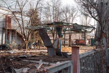 Ukrayna 'daki savaş, Donetsk bölgesinde Rus birliklerinin bombardımanından sonra bir anaokulu binasının kalıntıları.