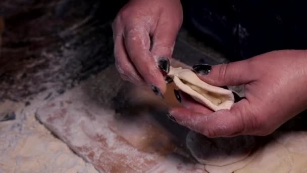 Kadın Elleri Patatesle Hamur Tatlısı Yapıyor — Stok video