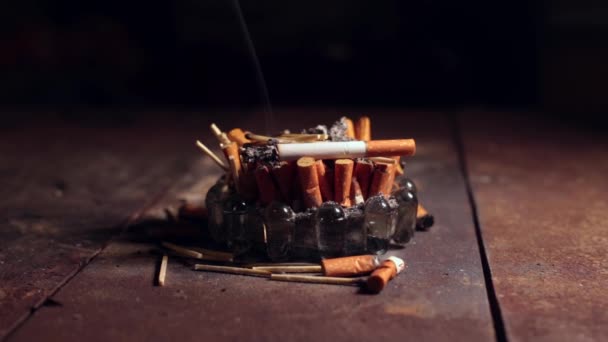 Țigară Fumată Află Într Grămadă Capete Țigară Într Scrumieră — Videoclip de stoc