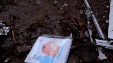 Rusya 'nın Ukrayna' ya karşı savaşı, bir çocuğun çizimi Ukrayna 'da yıkılan bir anaokulunun enkazında yatıyor.