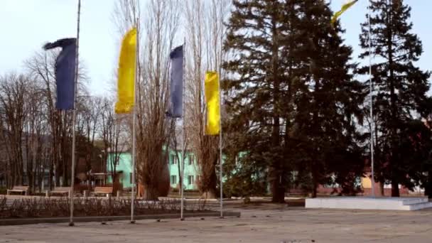 在城市广场上 旗杆上的乌克兰国旗在大风中摇曳 — 图库视频影像