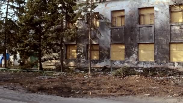 俄罗斯对乌克兰的战争 俄罗斯导弹袭击乌克兰后被摧毁的学校建筑 — 图库视频影像