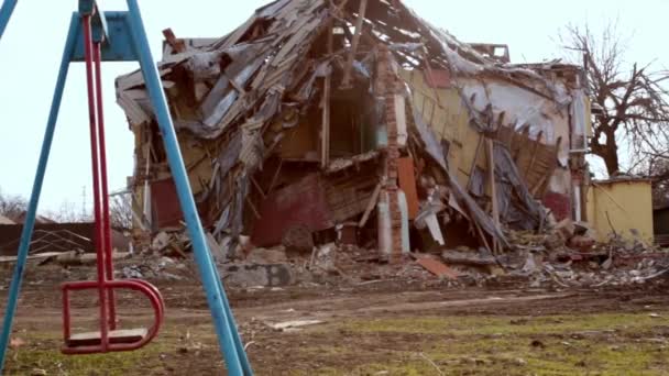 Война Украине Детские Качели Фоне Разрушенного Дома После Обстрела Российскими — стоковое видео