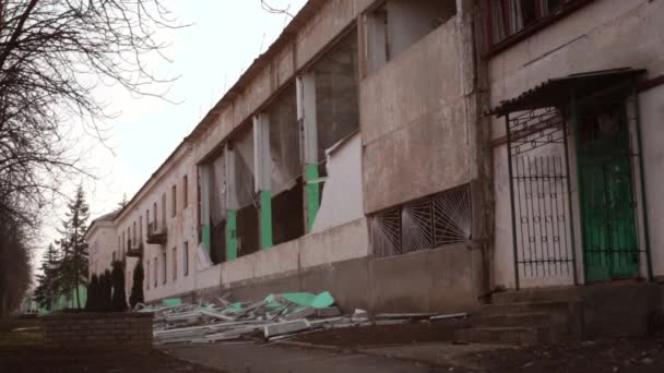 Oroszország Háborúja Ukrajna Ellen Egy Lerombolt Iskolaépület Orosz Rakétatámadás Után — Stock videók