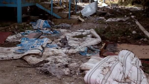 在俄罗斯对乌克兰的战争中 俄罗斯导弹袭击乌克兰后 幼稚园废墟附近的儿童床垫 — 图库视频影像