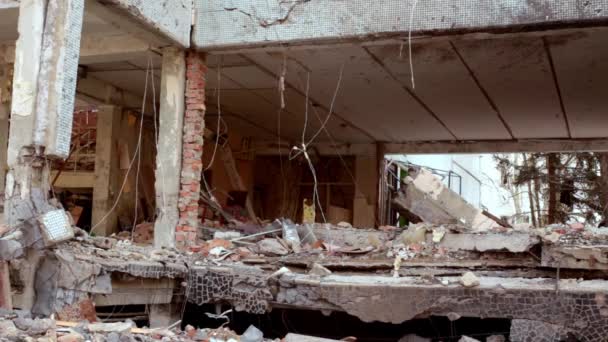 Rysslands Krig Mot Ukraina Ledningar Vinden Ruinerna Förskola Efter Rysk — Stockvideo
