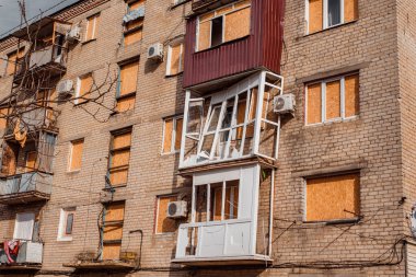 Ukrayna 'daki bombardımandan sonra bir konut binasının balkonunu yok etti.