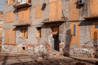 Ukrayna 'daki bombardımandan sonra bir konut binasının ön cephesi hasar gördü