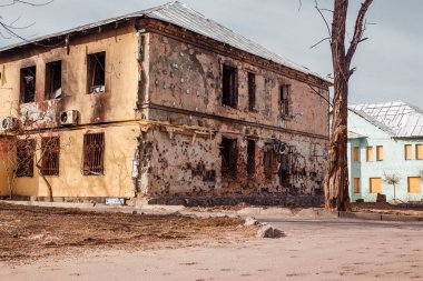 Ukrayna 'daki savaş, Ukrayna' daki bombardımandan sonra iki katlı yanmış konut binası
