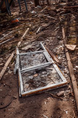 Ukrayna 'da savaş, bir Rus bombasıyla vurulduktan sonra bir anaokulunda düşen pencere enkazı.