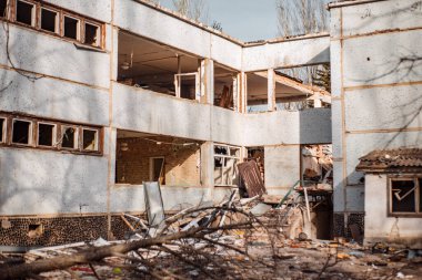 Ukrayna 'daki savaş, Donetsk bölgesinde Rus birliklerinin bombardımanından sonra bir anaokulu binasının kalıntıları.