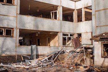 Ukrayna 'daki savaş, Donetsk bölgesinde Rus birliklerinin bombardımanından sonra bir anaokulu binasının kalıntıları.