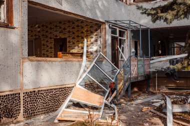 Ukrayna 'daki savaş, Donetsk bölgesinde Rus birliklerinin bombardımanından sonra bir anaokulu binasının kalıntıları.