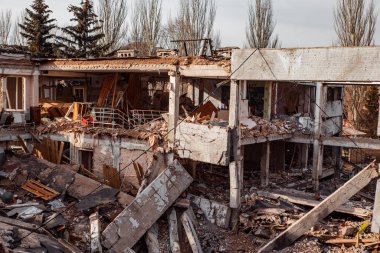 Ukrayna 'da savaş, Ukrayna' da bir anaokulu binasını yıktı.