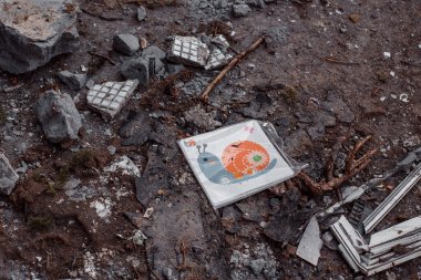 Ukrayna 'da savaş, bir çocuğun çizimi Ukrayna' da yıkılmış bir anaokulunun enkazında yatıyor.