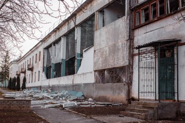 Ukrayna 'da savaş, Ukrayna' daki bombardımandan sonra kısmen yıkılmış bir okul.