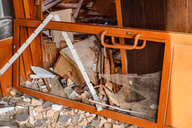 Ukrayna 'daki savaş, Ukrayna' daki bombardımandan sonra yıkılan bir kafenin kalıntıları.