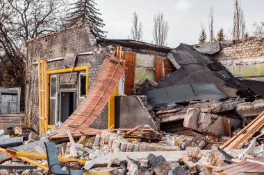 Ukrayna 'daki savaş, Ukrayna' daki bombardımandan sonra yıkılan bir kafenin kalıntıları.