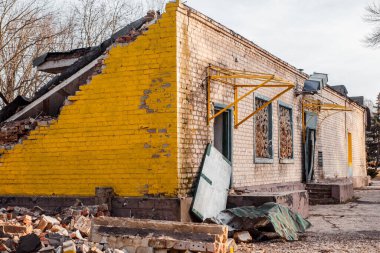 Ukrayna 'daki savaş, Ukrayna' daki bombardımandan sonra yıkılan bir kafenin kalıntıları.