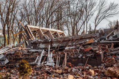 Ukrayna 'daki savaş, Ukrayna' daki bombardımandan sonra yıkılan bir kafenin kalıntıları.