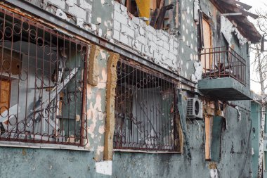 Ukrayna 'da savaş, Ukrayna' daki bombardımandan sonra bir konut binasının ön cephesi hasar gördü
