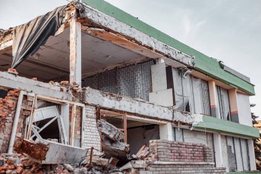 Ukrayna 'daki savaş Ukrayna' daki bombardımandan sonra bir alışveriş merkezi binasını harap etti.