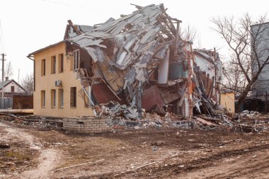 Ukrayna savaşı, Ukrayna 'daki bombardımandan sonra harap olmuş iki katlı bir konut.
