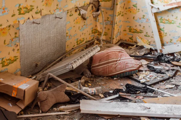 Ukrayna 'daki savaş, Rus bombasıyla vurulduktan sonra içerideki yıkık bir anaokulundaki spor salonu.