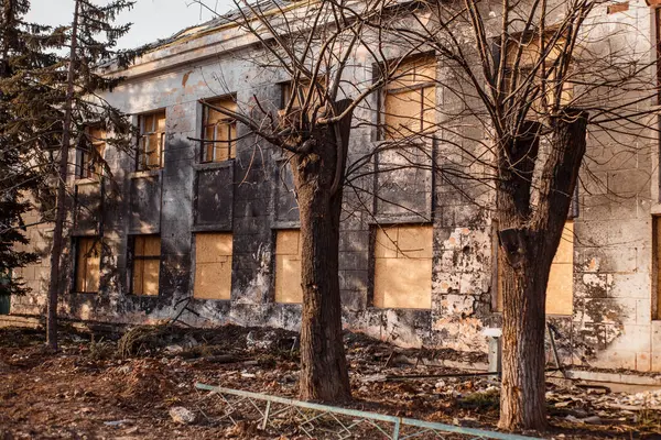 Ukrayna 'daki savaş Ukrayna' daki bombardımandan sonra bir alışveriş merkezi binasını harap etti.