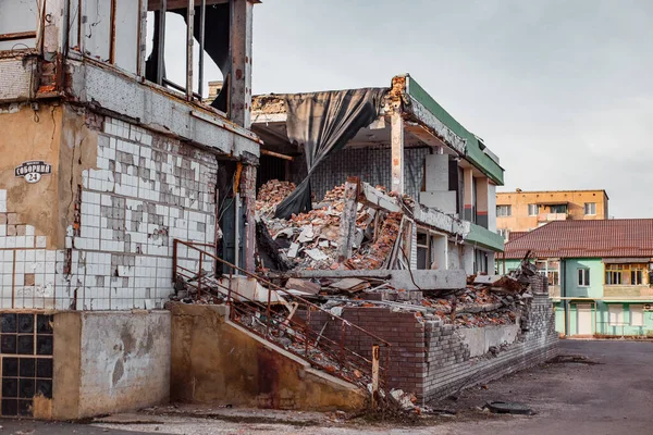 Ukrayna 'daki savaş Ukrayna' daki bombardımandan sonra bir alışveriş merkezi binasını harap etti.