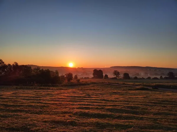 Strahlender Sonnenaufgang Auf Dem Feld Der Geschnittene Weizen — Stockfoto