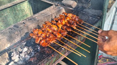 Satay bifteği, küçük bambular tarafından şişlenmiş, baharatlarla kızartılmış ve fıstık sosuyla servis edilmiş sığır etidir..