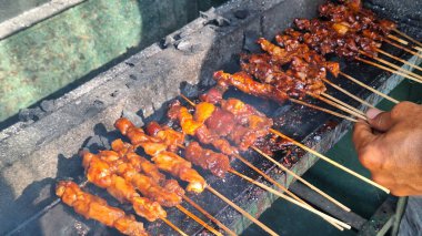 Satay bifteği, küçük bambular tarafından şişlenmiş, baharatlarla kızartılmış ve fıstık sosuyla servis edilmiş sığır etidir..