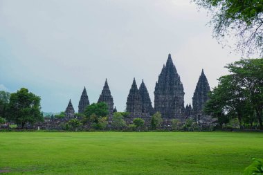 Yogyakarta şehri yakınlarındaki Prambanan tapınağı, Central Java, Endonezya. mavi gökyüzü arkaplanı.