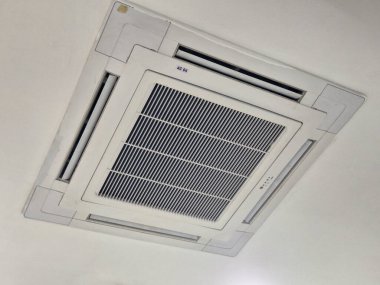 Tavana monte edilmiş klima.