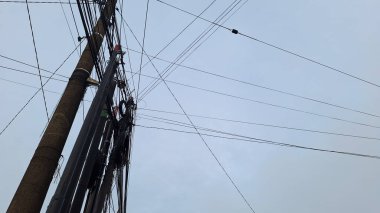 Sabahları kaotik elektrik direkleri.