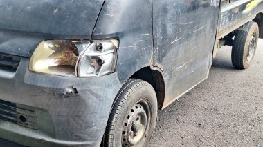 Araba kaza yolda baş hafif hasarla.