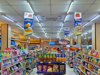 Banjar City, Endonezya - 2 Şubat 2025. Indomaret 'in iç görüntüsü. Endonezya marketi veya Endonezya minimarket.
